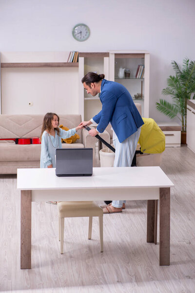 Молодой разведенный отец двоих детей, работающих на дому