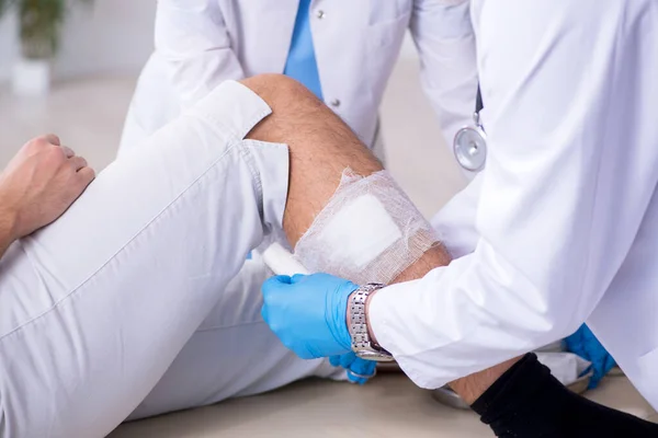 Junger am Bein verletzter Mann im Krankenhaus — Stockfoto