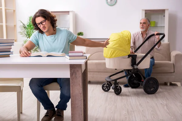 Avô aposentado cuidando de recém-nascido em casa — Fotografia de Stock