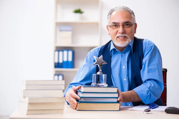 Vecchio autore maschio premio vincente — Foto Stock