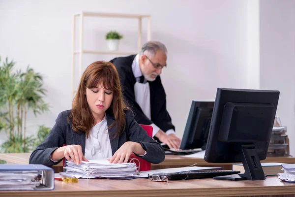 Vecchio giudice maschio e il suo giovane segretario in ufficio — Foto Stock