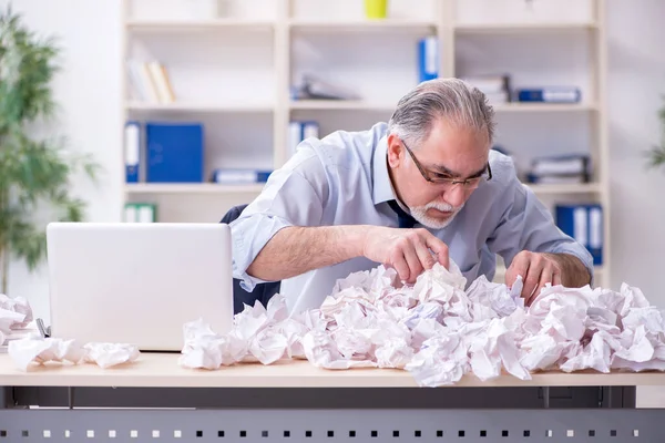 Gamle affärsman förkastar nya idéer med massor av papper — Stockfoto
