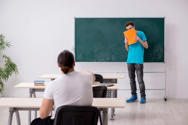 Dos alumnos varones en concepto de bullying en el aula —  Fotos de Stock