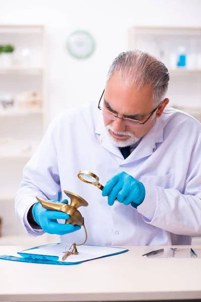 Velho arqueólogo sênior trabalhando no laboratório — Fotografia de Stock