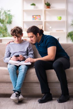 Baba ve oğul sınav hazırlığı konseptinde.