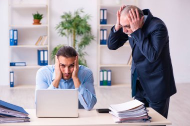 Eski patron ve genç asistanı ofiste.