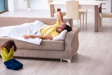 Küçük kız hasta babasına bakıyor.