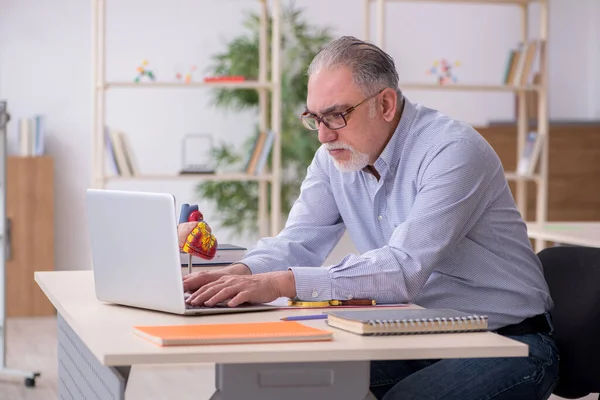 Viejo profesor en el aula —  Fotos de Stock