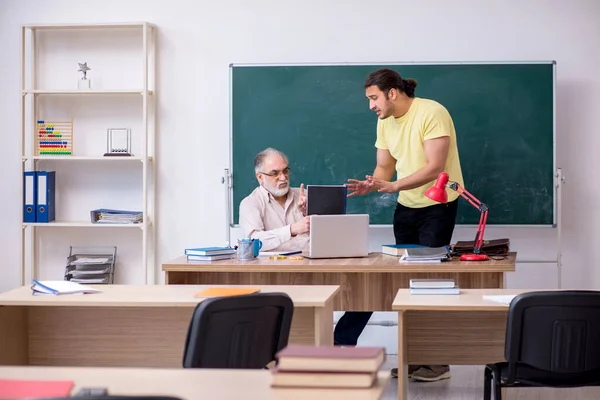 Viejo profesor y joven estudiante masculino en el aula —  Fotos de Stock