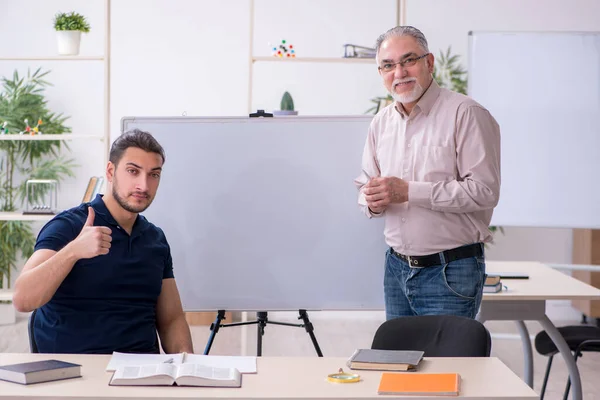 教室で老師と若い男性学生 — ストック写真