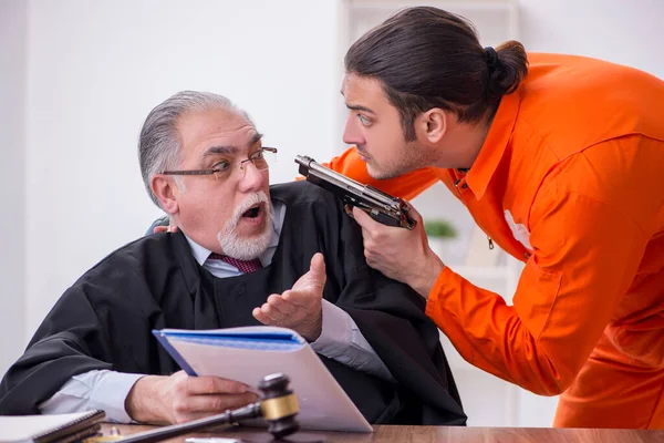 Old male judge meeting with young captive in courthouse — Stock Photo, Image