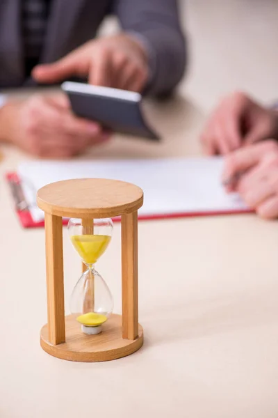 Dois empresários no conceito de gestão do tempo — Fotografia de Stock