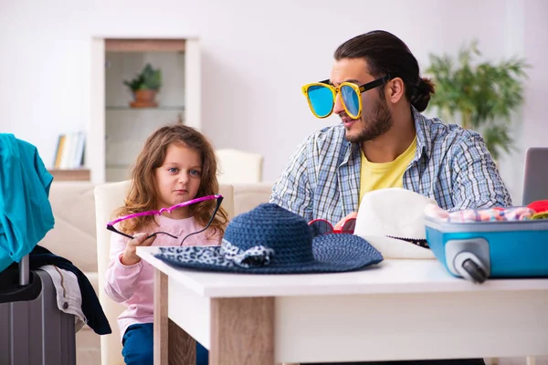 Young man and his small daughter preparing for the trip — Stock Photo, Image