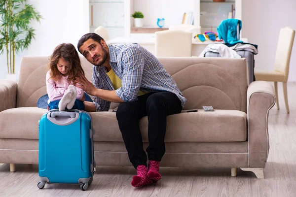 Joven y su pequeña hija preparándose para el viaje — Foto de Stock