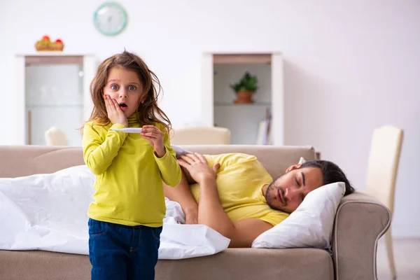 Pequeña niña cuidando a su padre enfermo — Foto de Stock