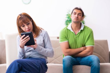 Gadget bağımlılığı konseptinde genç bir çift