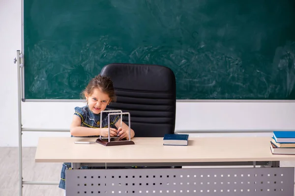 Liten flicka och meditation bollar i klassrummet — Stockfoto