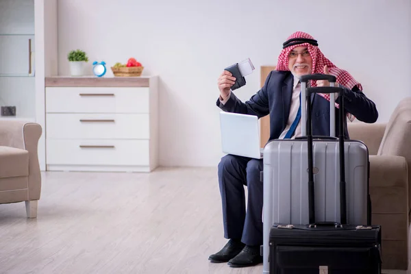 Viejo hombre de negocios árabe preparándose para un viaje de negocios — Foto de Stock