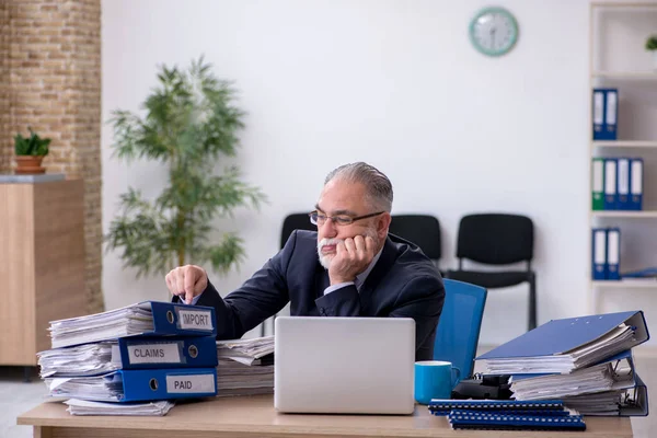 Homem idoso empregado infeliz com excesso de trabalho — Fotografia de Stock