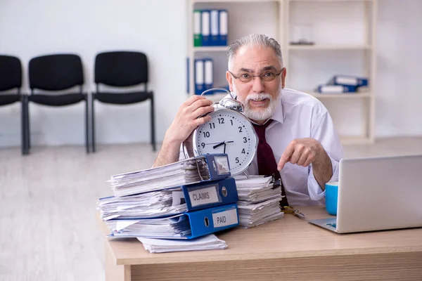 Hombre anciano empleado infeliz con el trabajo excesivo —  Fotos de Stock