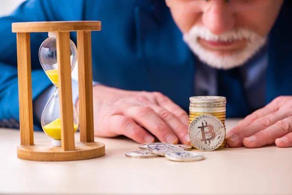 Velho ganhando dinheiro via internet no conceito de gerenciamento de tempo — Fotografia de Stock