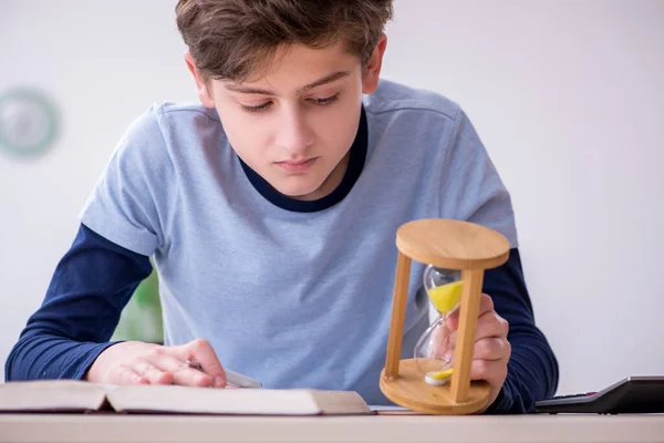 時間管理の概念の試験のための準備学校の少年 — ストック写真