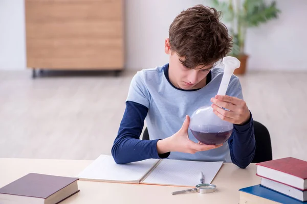 Öğrenci evde kimya okuyor. — Stok fotoğraf
