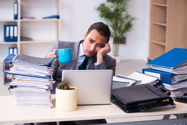 Junge männliche Mitarbeiter unzufrieden mit exzessiver Arbeit — Stockfoto