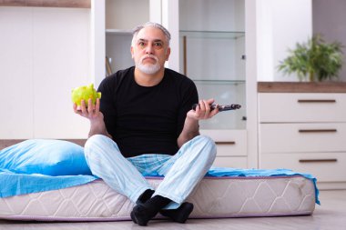 Emeklilik konseptinde mutsuz yaşlı bir adam.