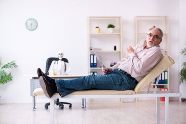 Yaşlı adam ölü doktor radyolojisti ziyaret ediyor.