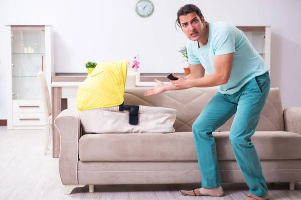 Young male parent looking after newborn at home — Stock Photo, Image