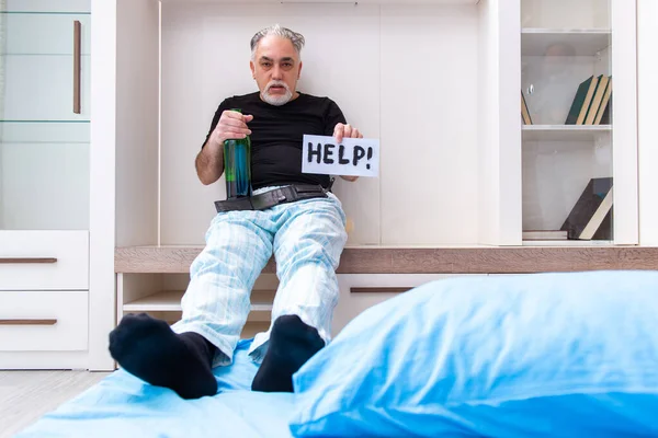 Vieil homme buvant du vin dans la chambre — Photo