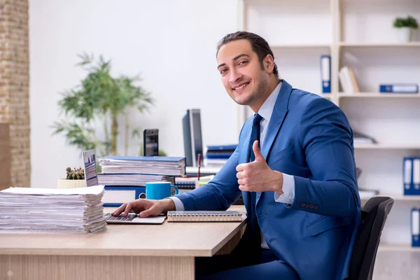 Zakenman werkzaam in het kantoor — Stockfoto