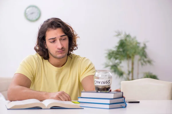 Jovem estudante do sexo masculino se preparando para exames em casa — Fotografia de Stock