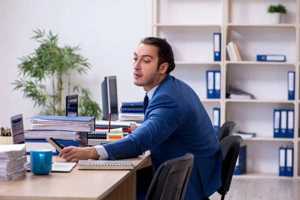 Empresário que trabalha no escritório — Fotografia de Stock