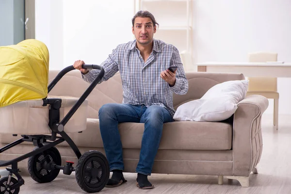 Padre joven cuidando al bebé recién nacido en casa — Foto de Stock