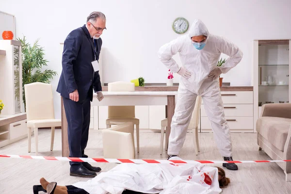 Experts médico-légaux sur les lieux du crime — Photo