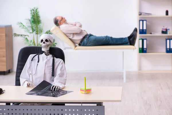 Old man visiting dead doctor radiologist — Stock Photo, Image