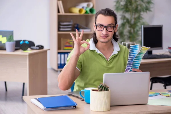 Joven diseñador masculino trabajando en la oficina — Foto de Stock