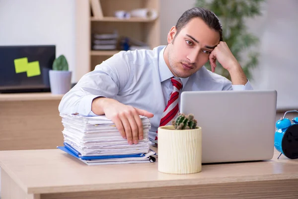 Joven empleado masculino en concepto de gestión del tiempo —  Fotos de Stock