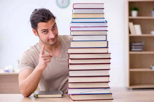 Giovane studente maschio che si prepara per gli esami in biblioteca — Foto Stock