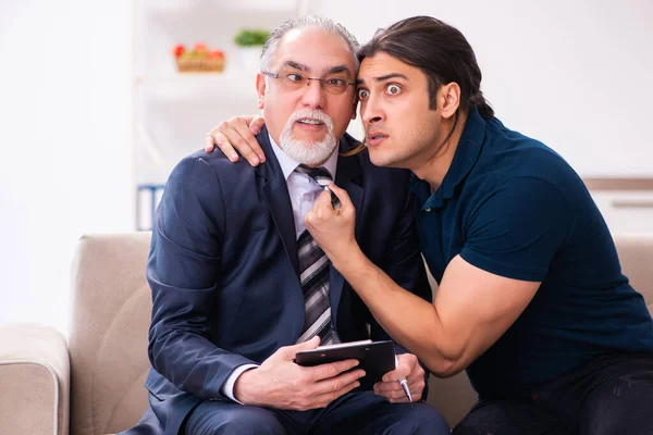 Ung man besöker gammal manlig psykolog — Stockfoto