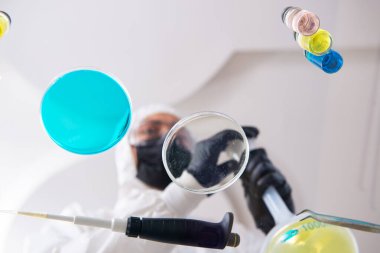 Laboratuvarda çalışan genç bir kimyager.