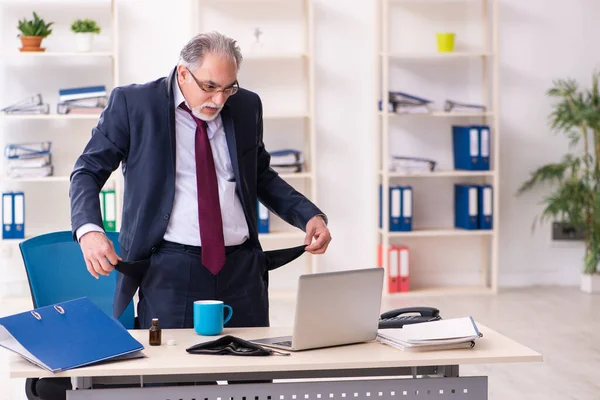 Old businessman employee in bankruptcy concept — Stock Photo, Image