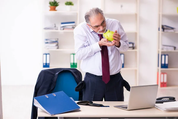 Oud zakenman werknemer in faillissement concept — Stockfoto