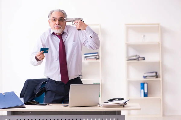 Gammal affärsman anställd i konkurs koncept — Stockfoto