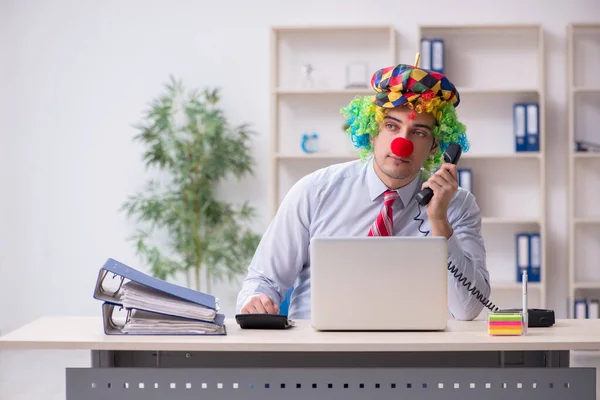 Śmieszny pracownik klaun pracujący w biurze — Zdjęcie stockowe