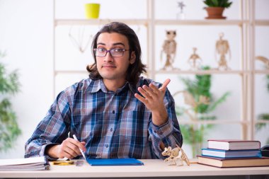 Sınıftaki genç erkek paleontolog.