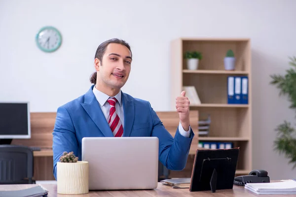 Jonge succesvolle mannelijke werknemer werkzaam in het kantoor — Stockfoto