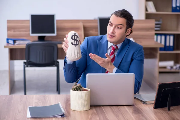 Joven trabajador masculino en concepto de remuneración —  Fotos de Stock